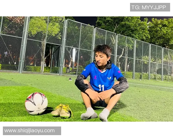 国外小孩对足球明星的热爱与崇拜现象探讨